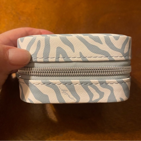🩷 Milly Blue Zebra Travel Portable Jewelry Case Storage Organizer Clean & Chic 💎 - Picture 8 of 14